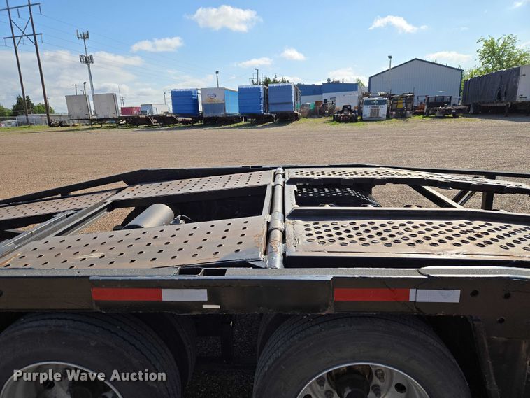 image for item ET5164 2019 Freightliner Cascadia semi truck with car carrier