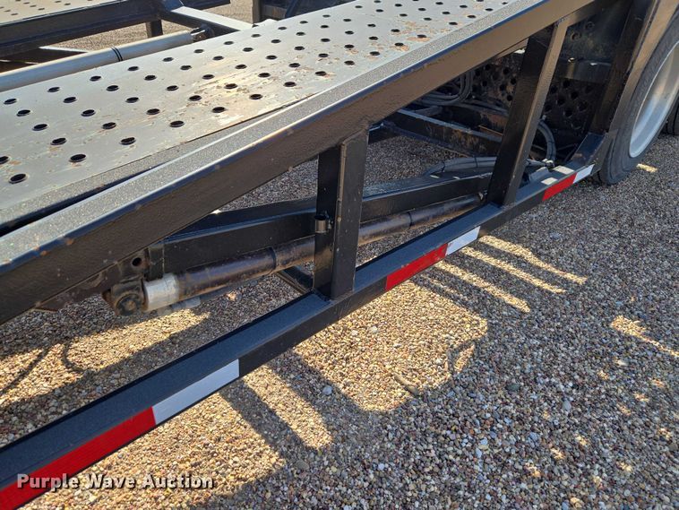 image for item ET5164 2019 Freightliner Cascadia semi truck with car carrier