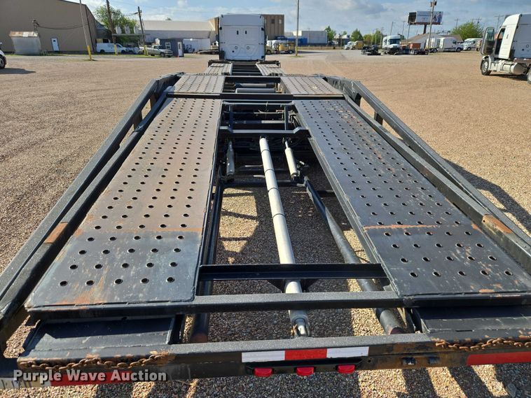 image for item ET5164 2019 Freightliner Cascadia semi truck with car carrier