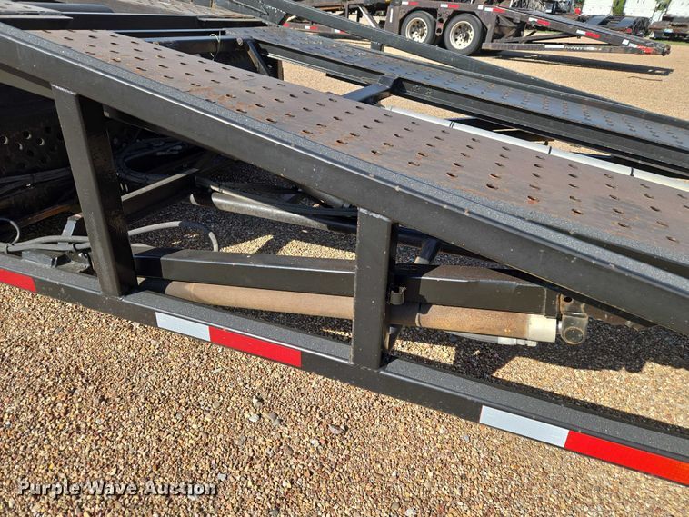 image for item ET5164 2019 Freightliner Cascadia semi truck with car carrier