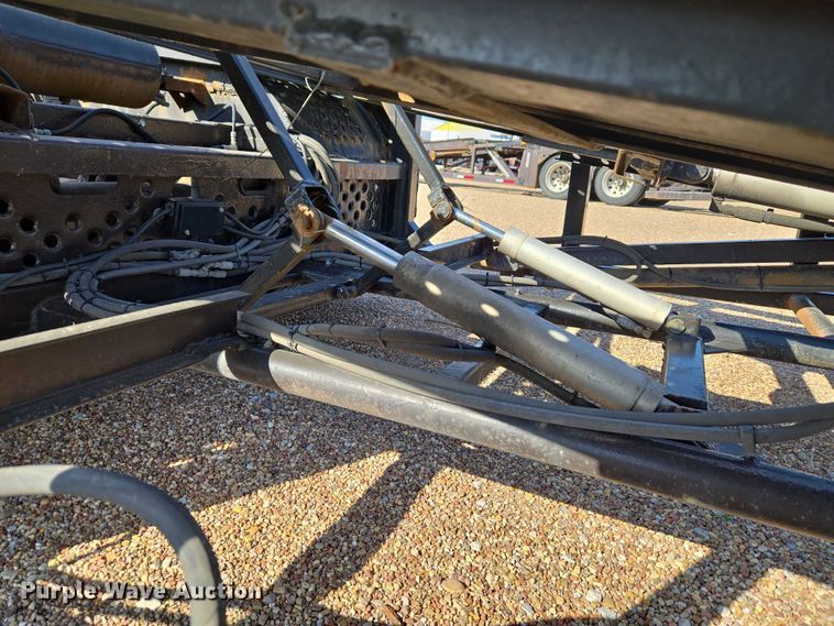 image for item ET5164 2019 Freightliner Cascadia semi truck with car carrier