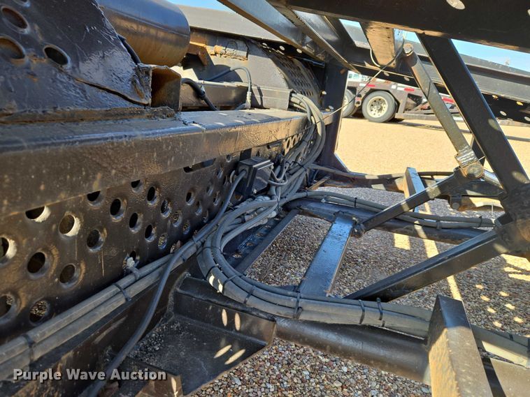 image for item ET5164 2019 Freightliner Cascadia semi truck with car carrier