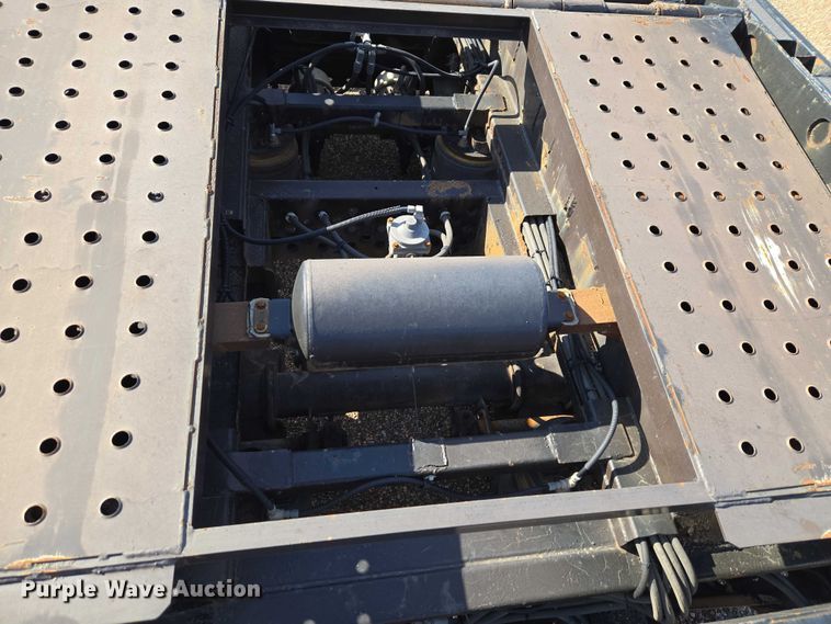 image for item ET5164 2019 Freightliner Cascadia semi truck with car carrier