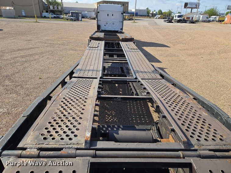 image for item ET5164 2019 Freightliner Cascadia semi truck with car carrier