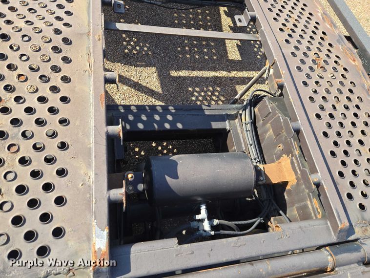 image for item ET5164 2019 Freightliner Cascadia semi truck with car carrier