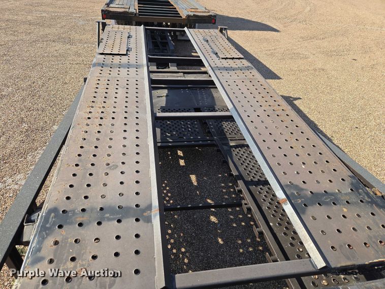 image for item ET5164 2019 Freightliner Cascadia semi truck with car carrier