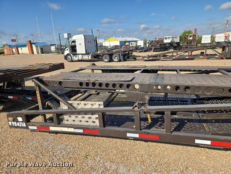 image for item ET5164 2019 Freightliner Cascadia semi truck with car carrier