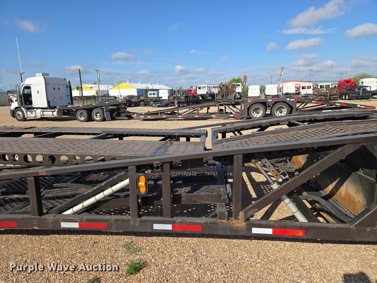 image for item ET5164 2019 Freightliner Cascadia semi truck with car carrier