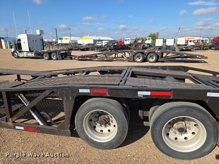 image for item ET5164 2019 Freightliner Cascadia semi truck with car carrier