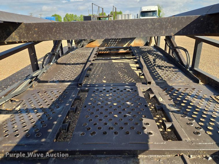 image for item ET5164 2019 Freightliner Cascadia semi truck with car carrier