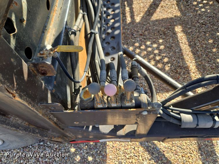 image for item ET5164 2019 Freightliner Cascadia semi truck with car carrier