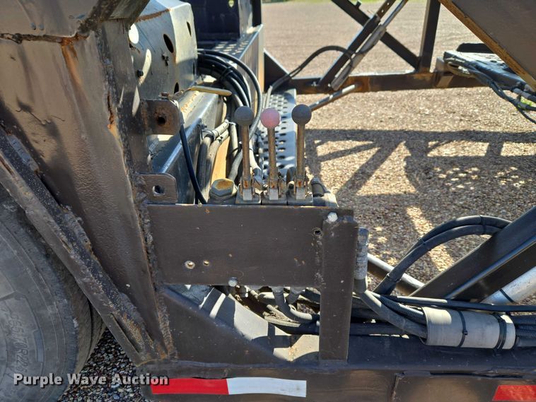 image for item ET5164 2019 Freightliner Cascadia semi truck with car carrier