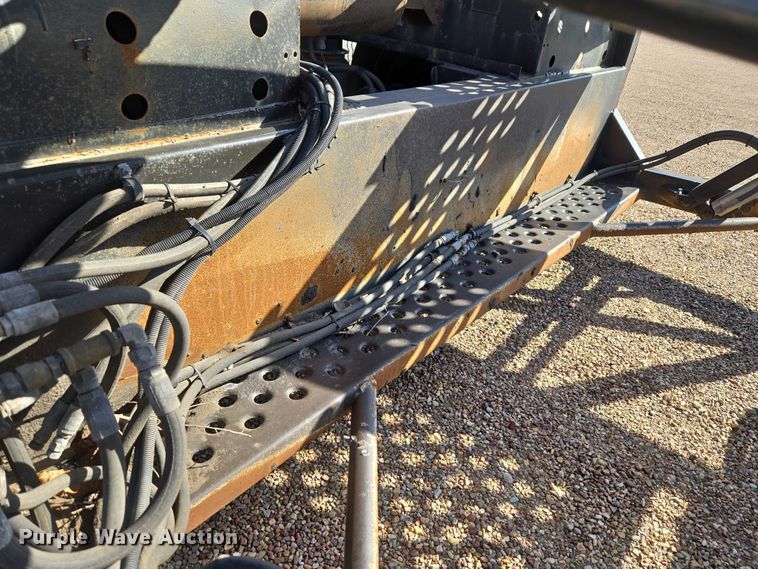 image for item ET5164 2019 Freightliner Cascadia semi truck with car carrier