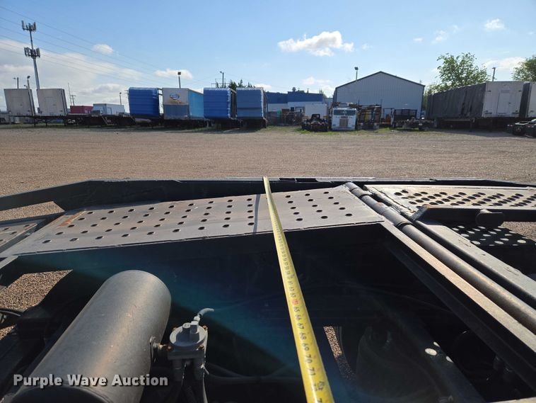 image for item ET5164 2019 Freightliner Cascadia semi truck with car carrier