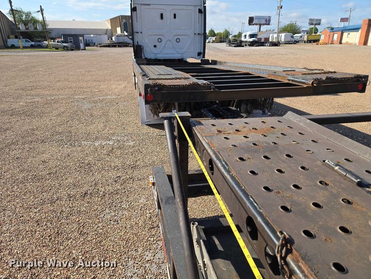 image for item ET5164 2019 Freightliner Cascadia semi truck with car carrier