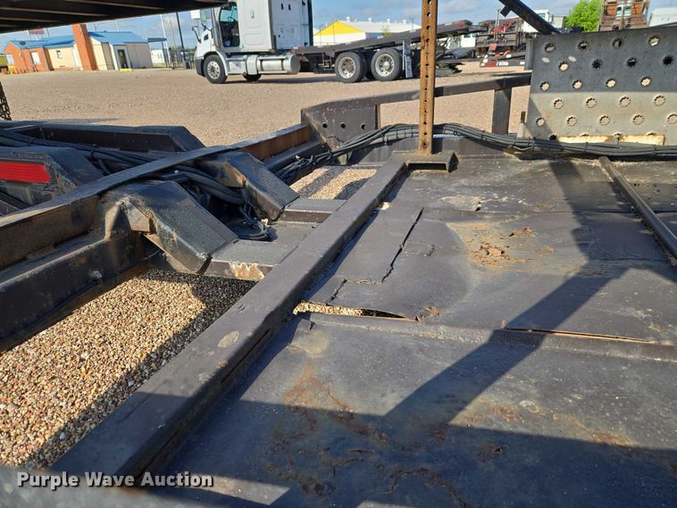 image for item ET5164 2019 Freightliner Cascadia semi truck with car carrier