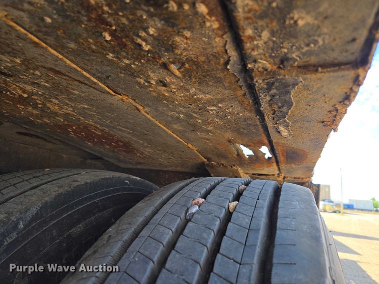 image for item ET5164 2019 Freightliner Cascadia semi truck with car carrier