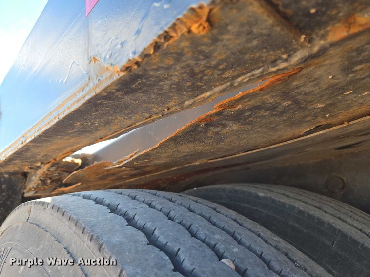 image for item ET5164 2019 Freightliner Cascadia semi truck with car carrier