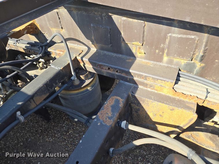 image for item ET5164 2019 Freightliner Cascadia semi truck with car carrier