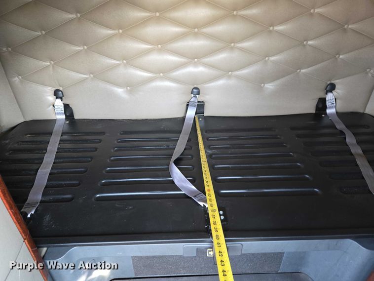 image for item ET5164 2019 Freightliner Cascadia semi truck with car carrier