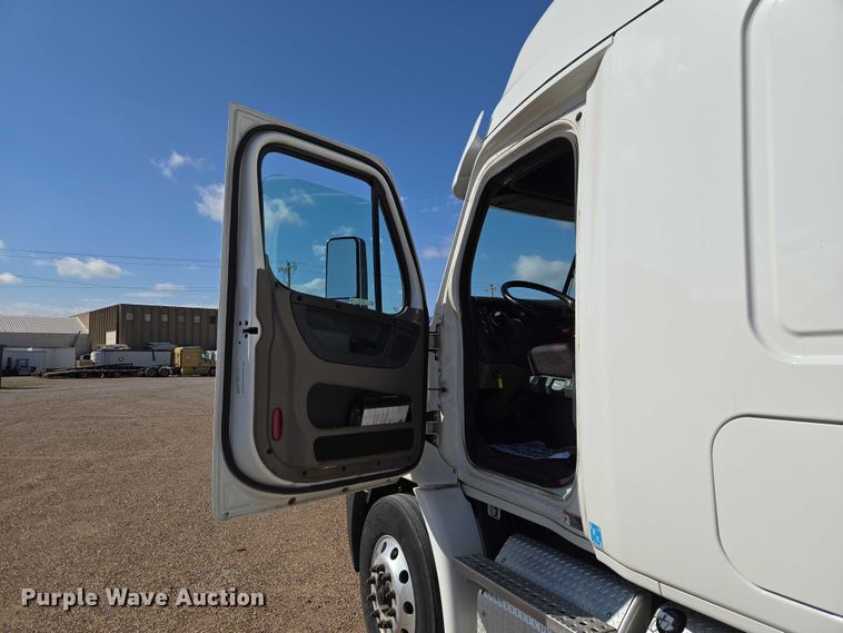 image for item ET5164 2019 Freightliner Cascadia semi truck with car carrier