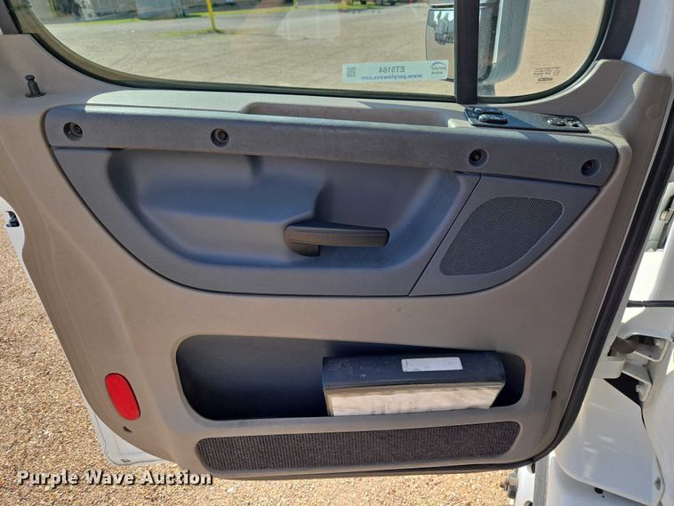 image for item ET5164 2019 Freightliner Cascadia semi truck with car carrier