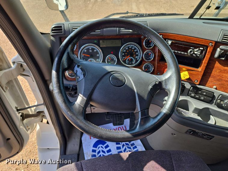 image for item ET5164 2019 Freightliner Cascadia semi truck with car carrier