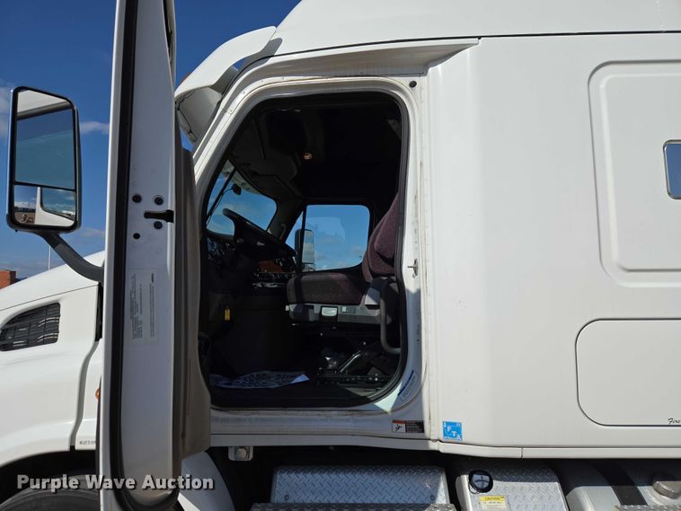 image for item ET5164 2019 Freightliner Cascadia semi truck with car carrier