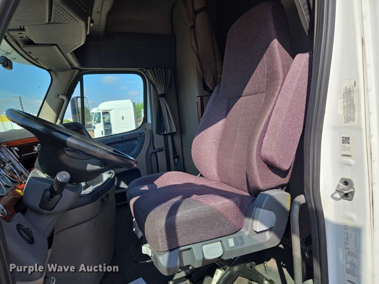 image for item ET5164 2019 Freightliner Cascadia semi truck with car carrier