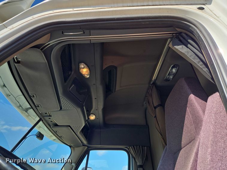 image for item ET5164 2019 Freightliner Cascadia semi truck with car carrier