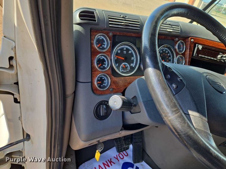 image for item ET5164 2019 Freightliner Cascadia semi truck with car carrier