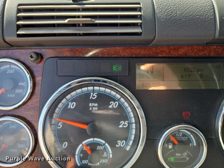 image for item ET5164 2019 Freightliner Cascadia semi truck with car carrier