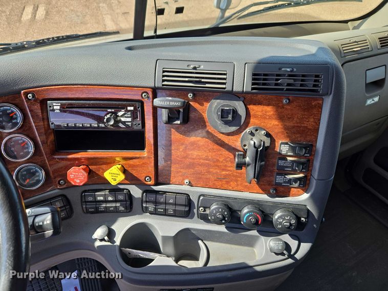 image for item ET5164 2019 Freightliner Cascadia semi truck with car carrier