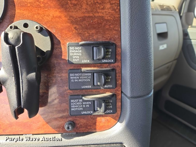 image for item ET5164 2019 Freightliner Cascadia semi truck with car carrier