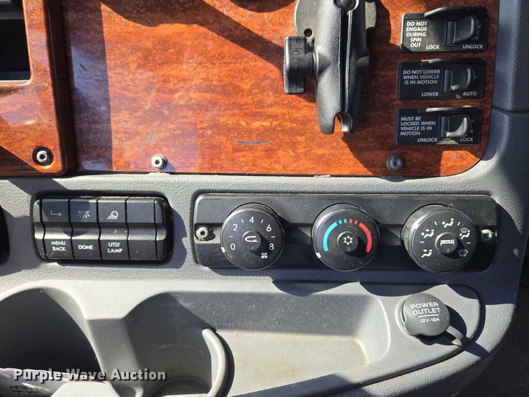 image for item ET5164 2019 Freightliner Cascadia semi truck with car carrier