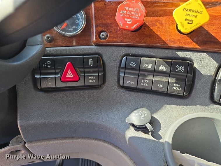 image for item ET5164 2019 Freightliner Cascadia semi truck with car carrier