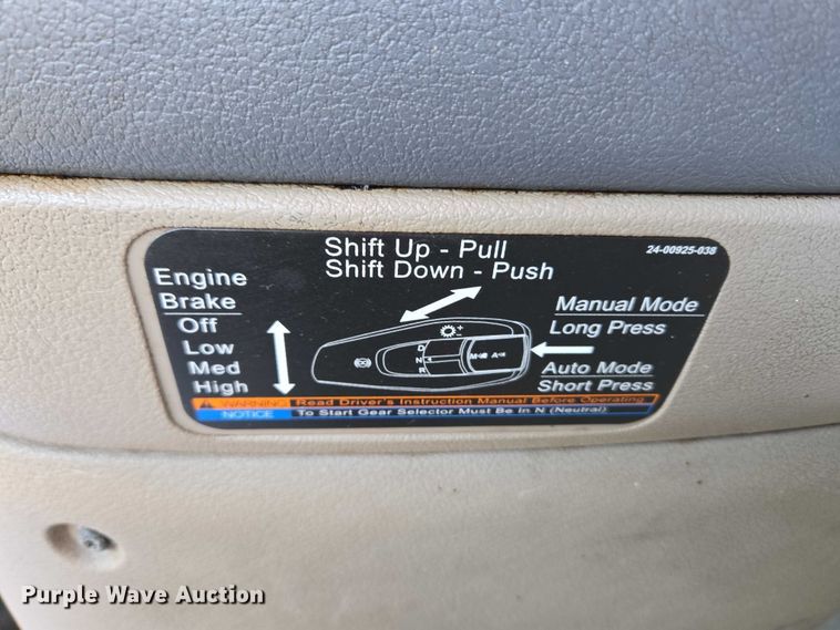 image for item ET5164 2019 Freightliner Cascadia semi truck with car carrier