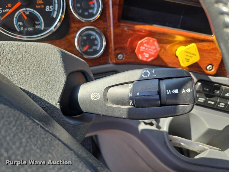 image for item ET5164 2019 Freightliner Cascadia semi truck with car carrier