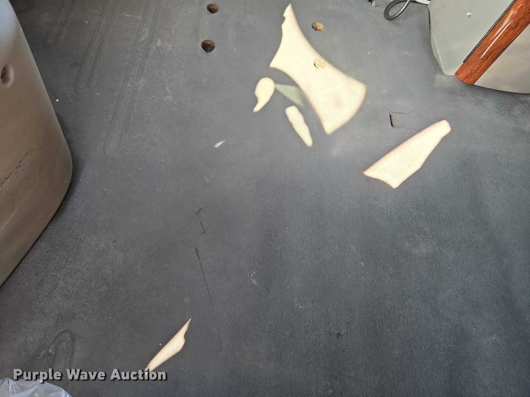 image for item ET5164 2019 Freightliner Cascadia semi truck with car carrier