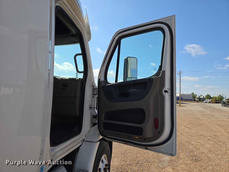 image for item ET5164 2019 Freightliner Cascadia semi truck with car carrier