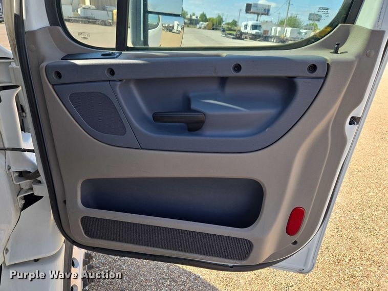 image for item ET5164 2019 Freightliner Cascadia semi truck with car carrier