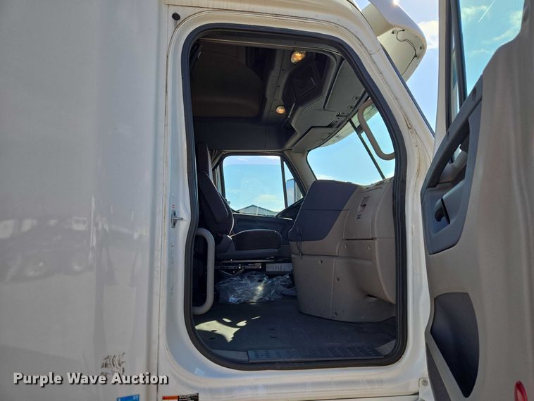 image for item ET5164 2019 Freightliner Cascadia semi truck with car carrier