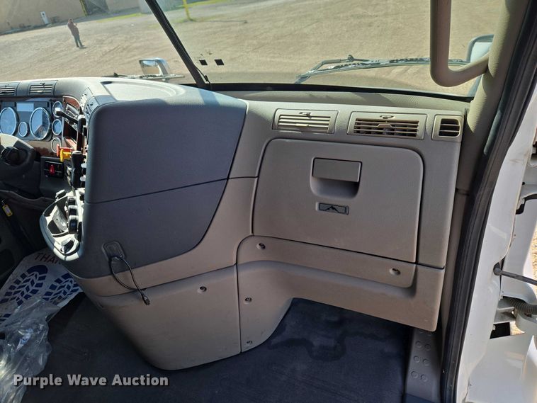 image for item ET5164 2019 Freightliner Cascadia semi truck with car carrier