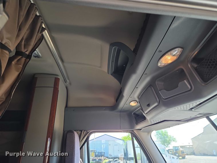 image for item ET5164 2019 Freightliner Cascadia semi truck with car carrier