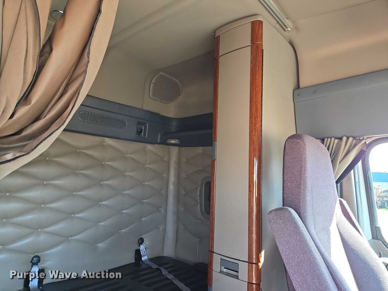 image for item ET5164 2019 Freightliner Cascadia semi truck with car carrier