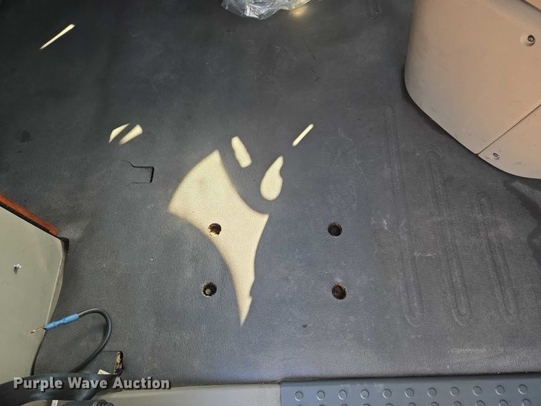 image for item ET5164 2019 Freightliner Cascadia semi truck with car carrier