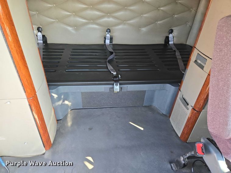 image for item ET5164 2019 Freightliner Cascadia semi truck with car carrier