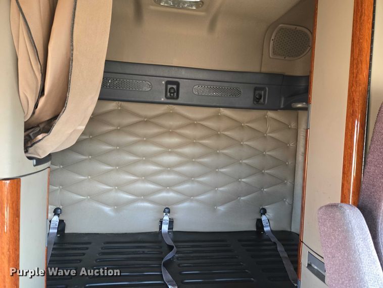 image for item ET5164 2019 Freightliner Cascadia semi truck with car carrier