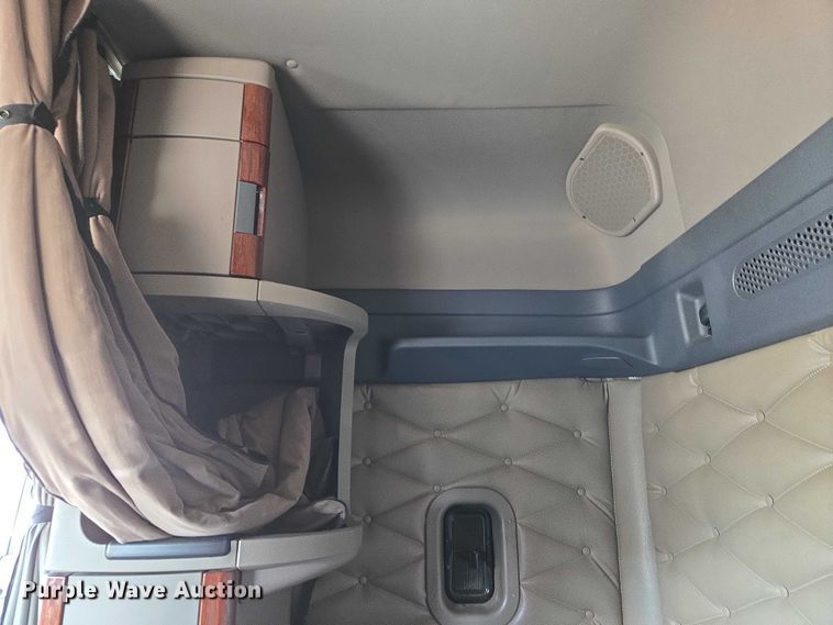 image for item ET5164 2019 Freightliner Cascadia semi truck with car carrier