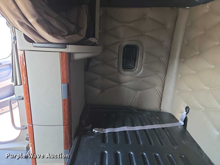 image for item ET5164 2019 Freightliner Cascadia semi truck with car carrier